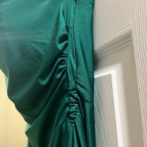 PS23389 EMERALD portia and Scarlett gown - Picture 6 of 11